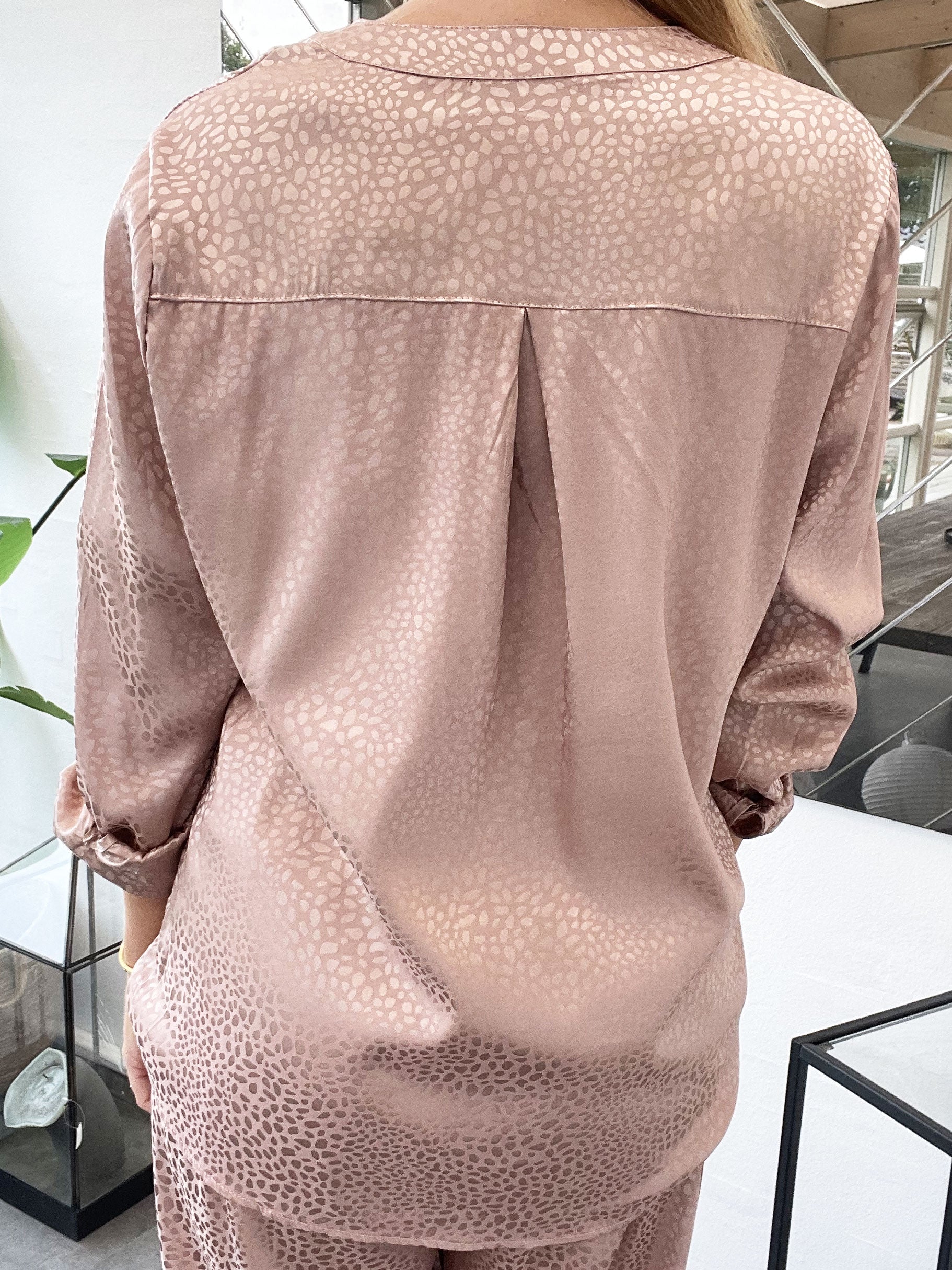 Miriam Shirt - Skjorte i silkelook med småt dyreprint